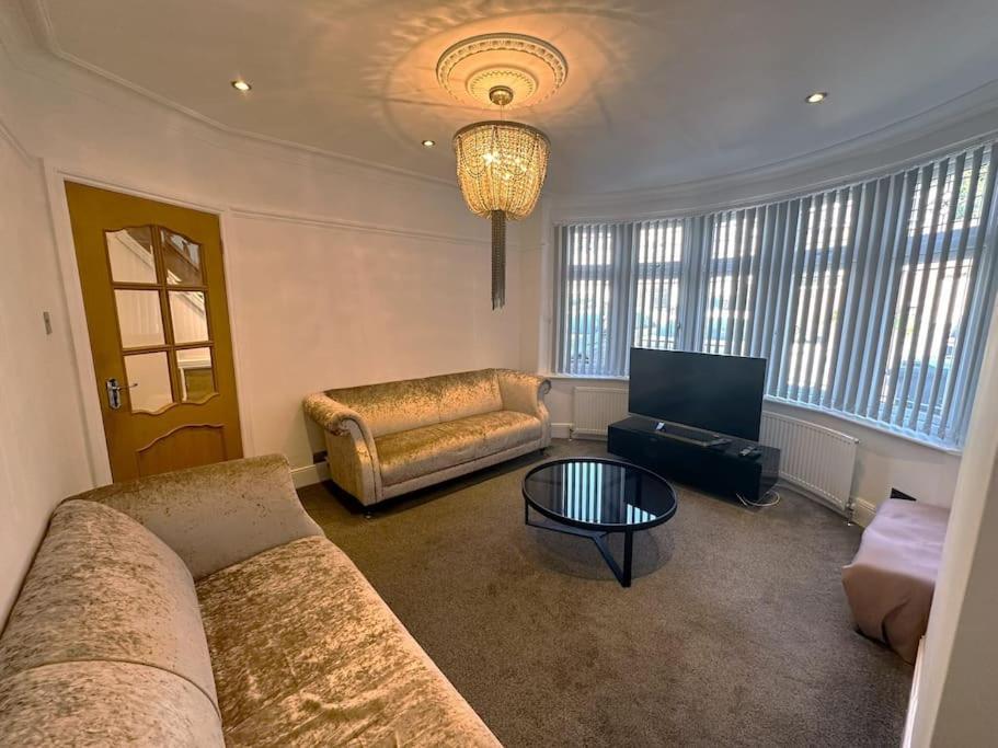 Luxurious House In Luton With Free Parking Daire Dış mekan fotoğraf