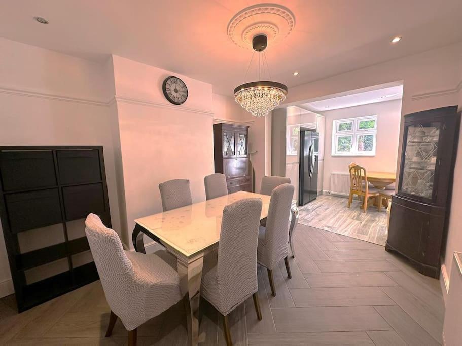 Luxurious House In Luton With Free Parking Daire Dış mekan fotoğraf